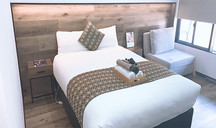 deluxe queen room dd187378c16d9240a4e8e858e9e6a5bc