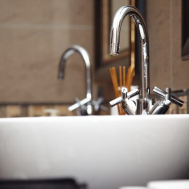chrome sink with taps E8FR4V6 min 370x370 1